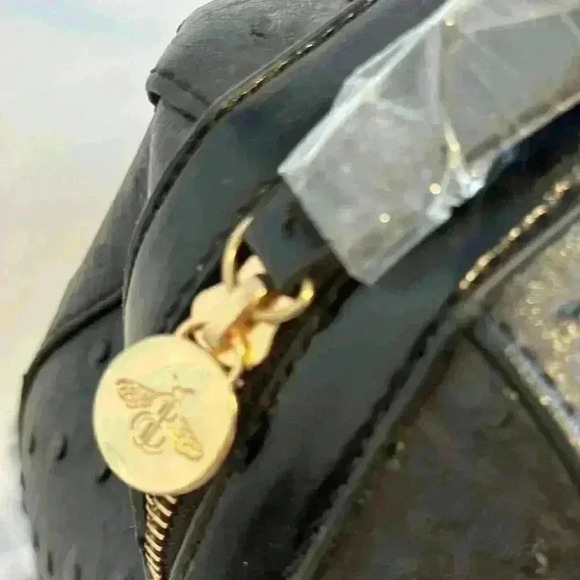 NWT! 🐝🐝🐝Handmade Bosom Buddy Bag Black with Large Gold Bee Closure - Picture 4 of 11